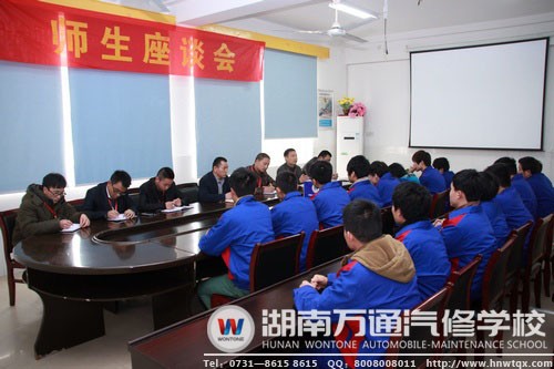 定期的師生座談會，使班主任更了解學(xué)生心里的想法，為有效管理提供依據(jù)