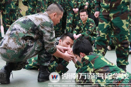 練習(xí)之余，教官與新生互動