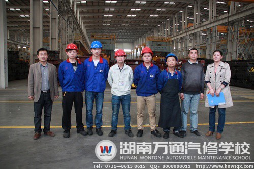 參觀完后，老師們與在比亞迪就業的畢業生進行了一番交流