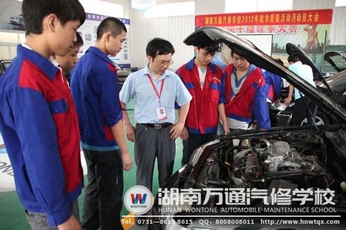 王國(guó)慶在高級(jí)轎車(chē)實(shí)訓(xùn)中心指導(dǎo)學(xué)生