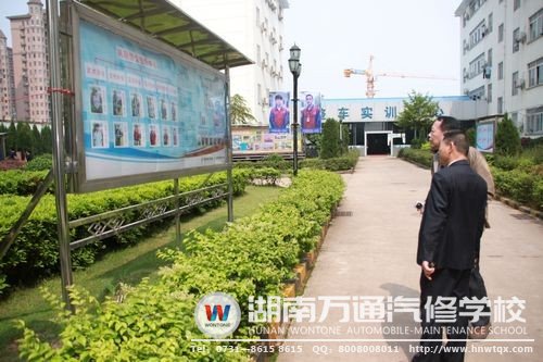 新華集團汽修事業(yè)部何部長對我校成立的興趣協會高度認可