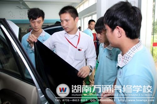 汽車美容課程上，老師正為學生解疑答惑