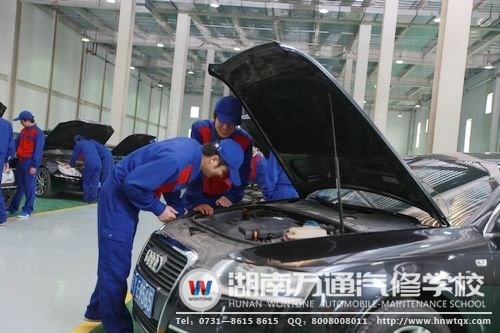 湖南萬通授予學生貼近市場的汽車維修知識
