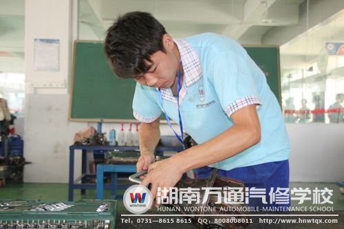 湖南萬通學子掌握汽修技術，為投身汽修行業成為高薪族打下牢固基礎