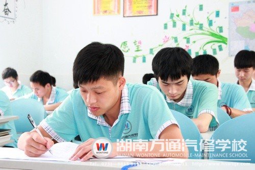 學子們認真答題