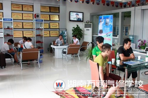 雖是中午，咨詢報名中卻依舊迎來了眾多學生家長