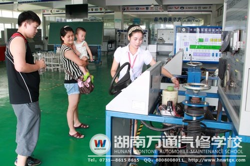 咨詢老師為學生和家長介紹實訓設備的相關情況