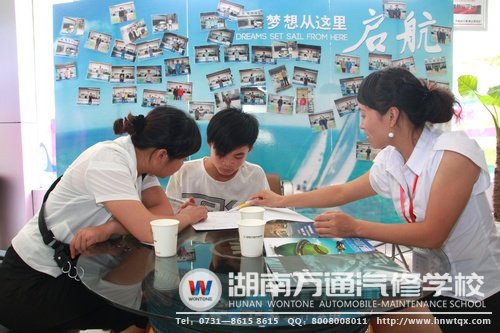 報名新生正在簽訂入學就業協議