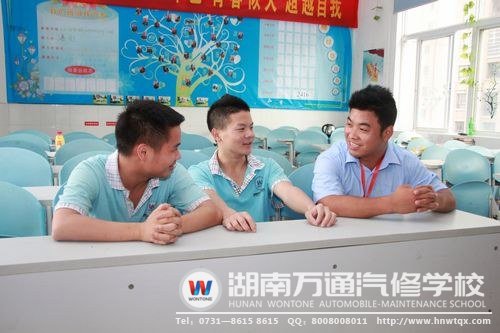 班主任謝老師與學(xué)生談心，及時排解學(xué)生的不良情緒