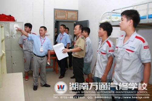 開班典禮前，潘助理檢查學生宿舍