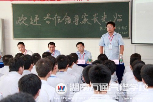 教學部李老師鼓勵同學們練好汽修基本功