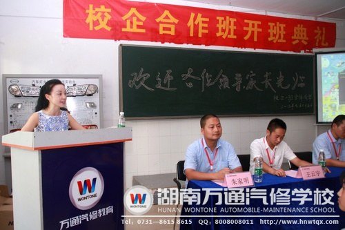 學生家長代表張媽媽為孩子們講述“望子成龍”