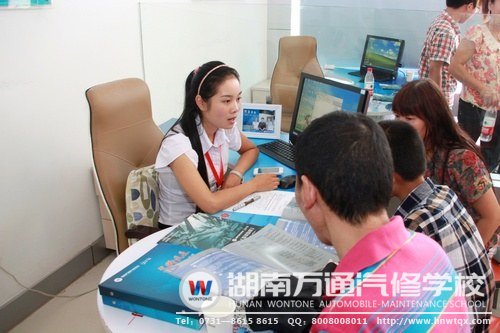 咨詢老師為學子和家長介紹學校的“技能+學歷”專業的相關情況