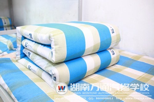 瞧，這就是95后新生們的“豆腐塊”作品！小小年紀的他們還沒有接受過軍訓的鍛煉，就已經(jīng)如此會疊“豆腐塊”了，贊一個！