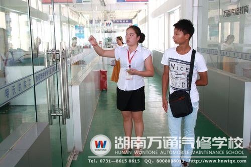 咨詢老師介紹實訓中心上課的相關規范與要求