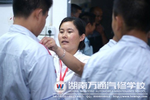 學子報名后，班主任細心為他們佩戴學生證