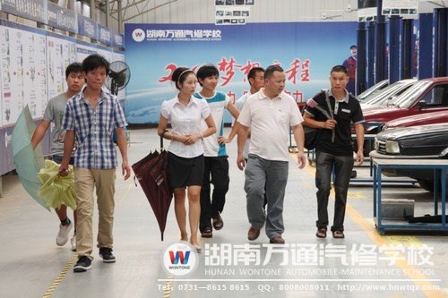 在汽車維修中心，咨詢老師介紹學校分層教學與的成果導向教學法