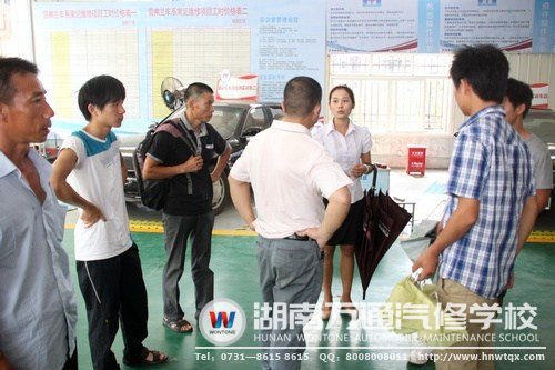 在高級轎車實訓中心，咨詢老師給學生及其家人講述要學習的課程