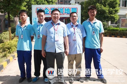 祝兩位老師與三名同學(xué)在大賽中擊敗群雄，取得最佳成績！
