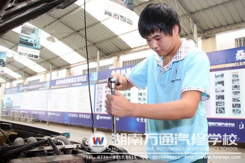 姚皓寶相信自己能用汽修技術贏得未來