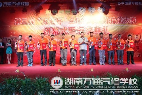 夏云峰老師取得了三等獎(jiǎng)的好成績（右二）