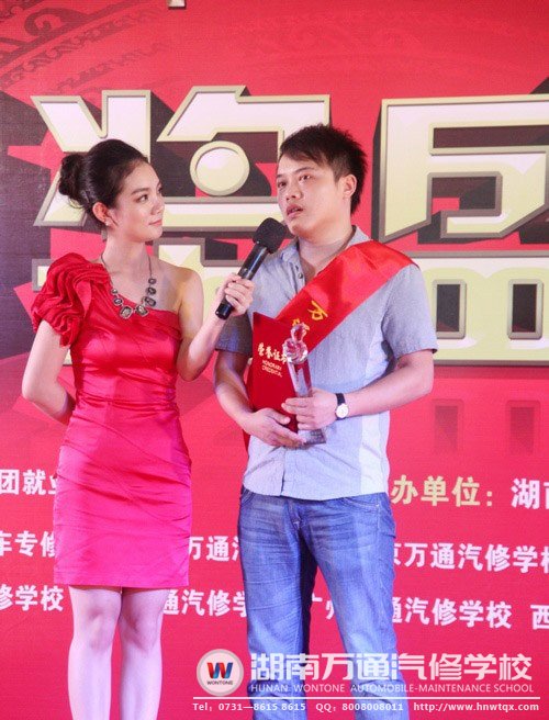 就業之星黃震接受主持人采訪
