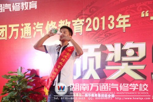 就業之星賀遠臣為大家獻上“鼻子喝水”的絕活