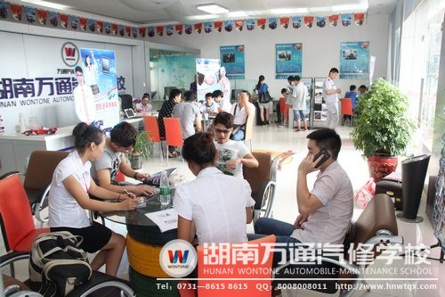 短短一個小時，咨詢中心就迎來了眾多學子來參觀報名