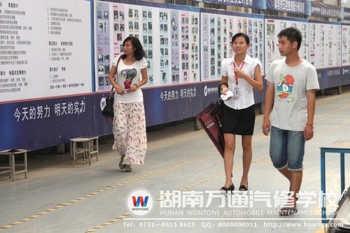學子參觀汽車維修中心時，咨詢老師詳細講解了學校的教學模式.讓學子不用擔心學不會