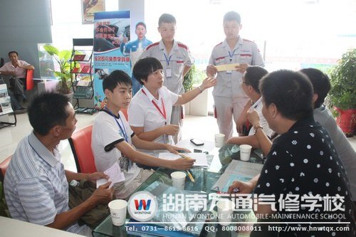班主任細心指導新生填寫就業(yè)協(xié)議