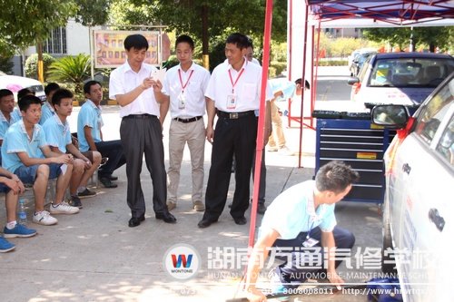 在看到湖南萬通學子的“陽光實訓”活動時，闞教授不禁拿出了手機拍照