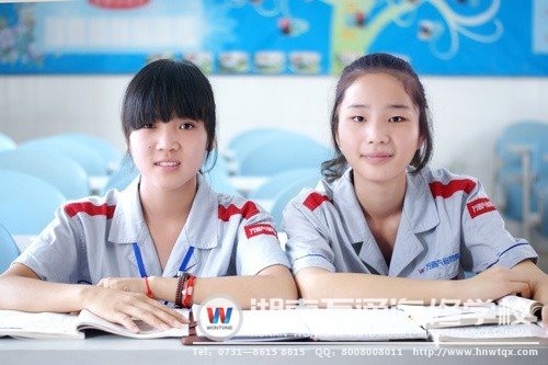 因?yàn)橛袑?duì)汽修的共同熱愛，她們倆在湖南萬通“相遇了”。