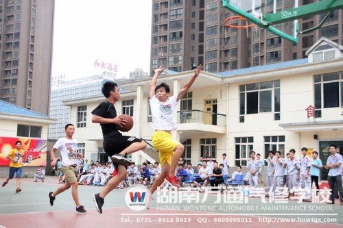 這位帥哥的姿勢(shì)是不是要表達(dá)“振翅高飛”呢