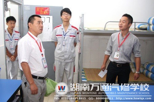 開班典禮之前，潘助理還參觀了同學(xué)們的宿舍