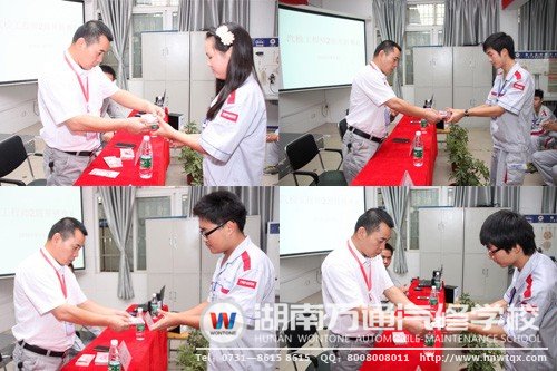 潘助理為同學(xué)們頒發(fā)“成才獎學(xué)金”