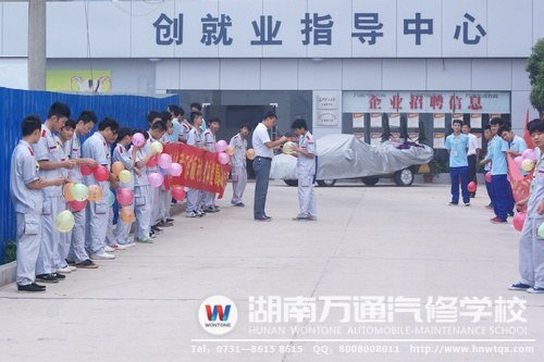 一大清早，同學(xué)們就自發(fā)組織了“祝福長(zhǎng)廊”