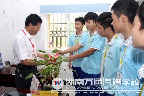 正所謂“桃李不言，下自成蹊”，老師們的人格魅力，就體現(xiàn)在同學(xué)們對(duì)他的愛(ài)戴