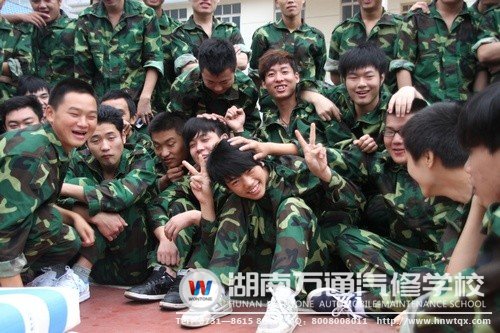 莫道軍中苦，看咱苦中樂！