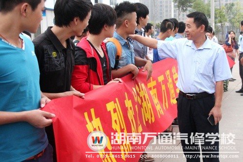 潘助理鼓勵學(xué)子們在實習(xí)中“爭當(dāng)優(yōu)秀汽修人”！