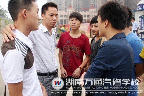 臨行之際，班主任對學(xué)子們寄予祝福