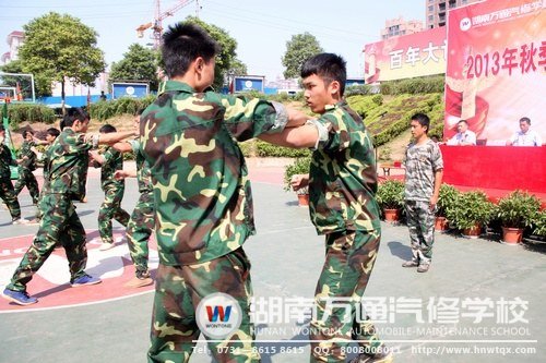 軍體拳鏗鏘有力，盡顯新生風采