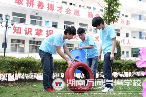 湖南萬通學子自發清洗輪胎