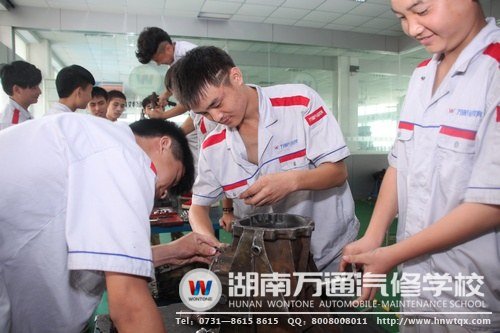張森（中）與班上同學互助協作，建立起了深厚的友誼