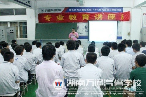 高級講師夏老師為學子們分析從事汽修行業所擁有的發展優勢