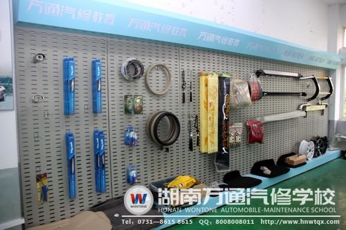 汽車美容工具一應(yīng)俱全，確保學(xué)生有充足的操作機(jī)會(huì)