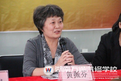 永通汽車集團(tuán)副總經(jīng)理黃薇芬鼓勵(lì)學(xué)子們?cè)谛４蚝没A(chǔ)，為步入社會(huì)工作做充足準(zhǔn)備