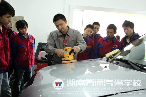 湖南萬通汽車美容專業教師手把手教學