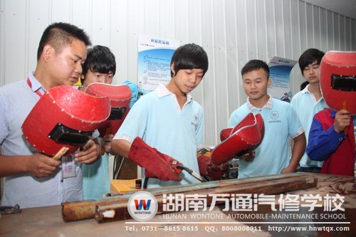 萬通學子在老師的指導下進行電焊實操