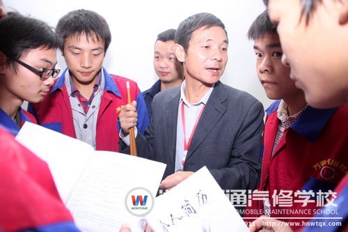 細心的班主任為學(xué)子們做好“后勤工作”