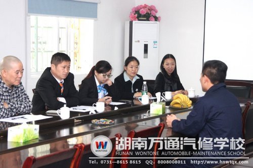 面對五位面試官，學(xué)子依然從容自如